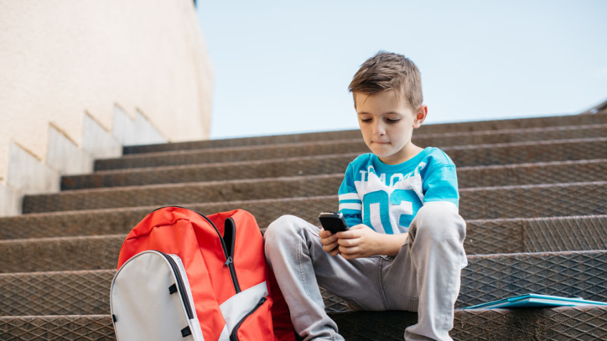 ילדים בודדים שקועים במסכים