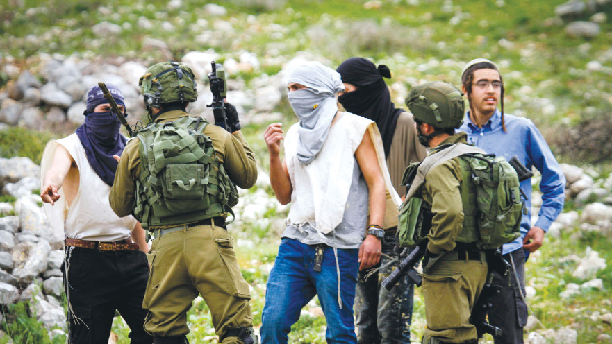 חיילי צה''ל מתעמתים עם מתנחלים ליד שכם