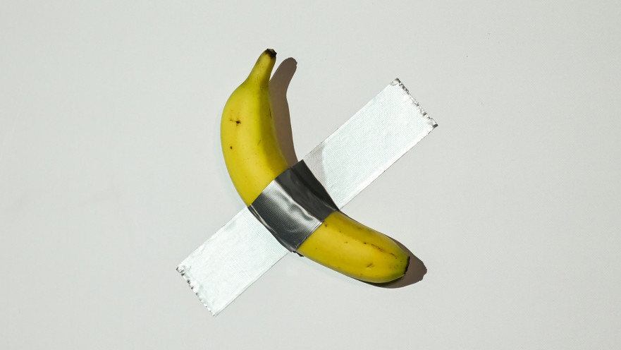 ״קומדיאן״, יצירת האמנות של מאוריציו קטלן