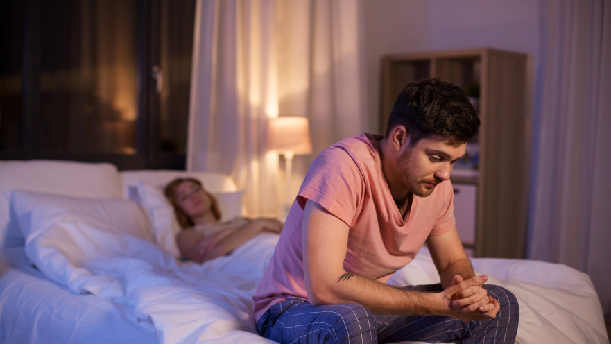 אני ובעלי לא שכבנו עשור: הסיבה לכך מזעזעת והרבה גברים סובלים ממנה