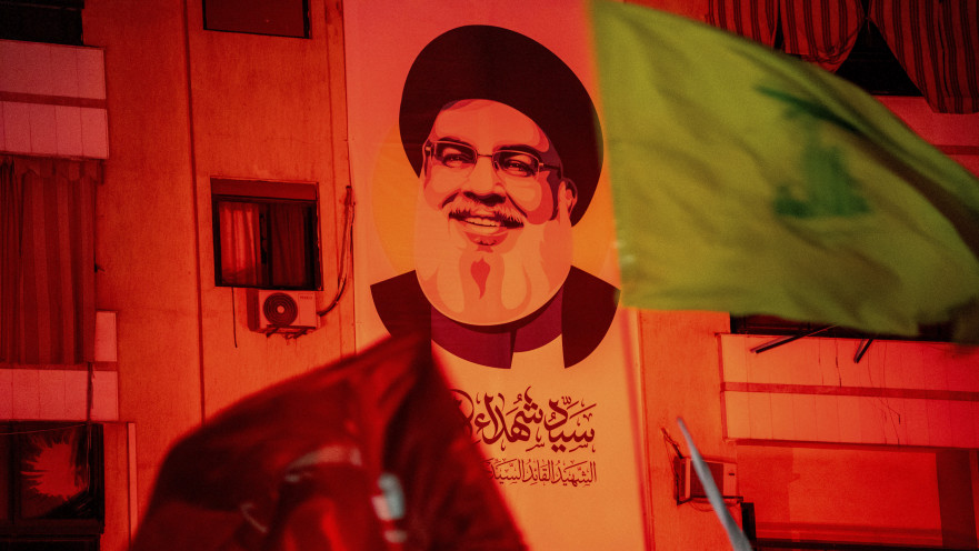 דגלי חיזבאללה על רק תמונת נסראללה