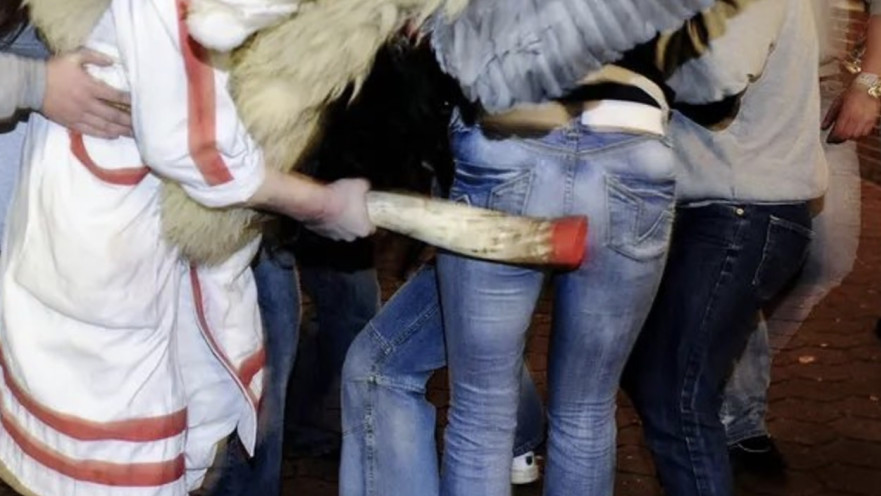 פסטיבל חג המולד "קלאסוהם" בגרמניה, שם נהוג להכות נשים בישבנן