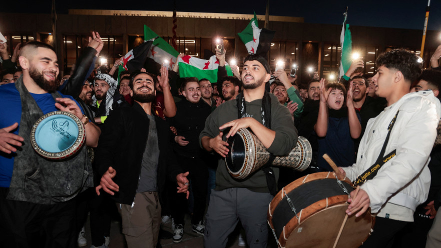 סורים חוגגים את נפילת משטרו של אסד ברחובות