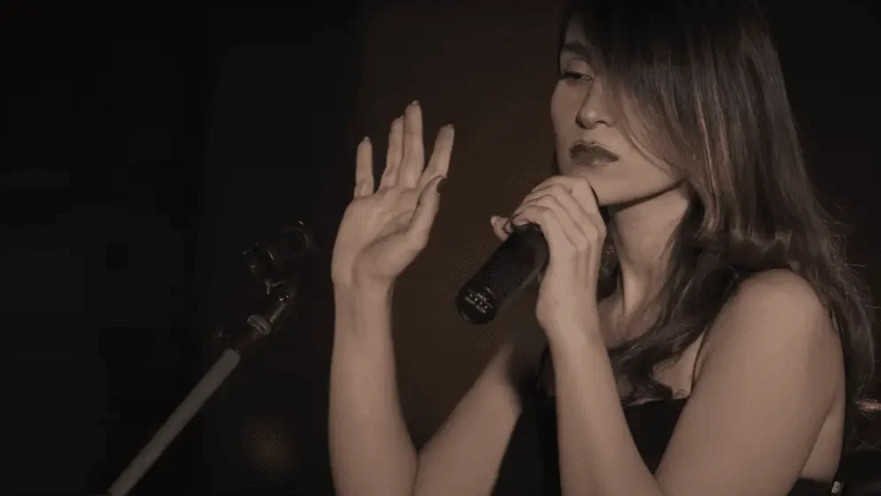 פרסטו אחמדי, נעצרה כי הופיעה ללא חיג׳אב ביוטיוב