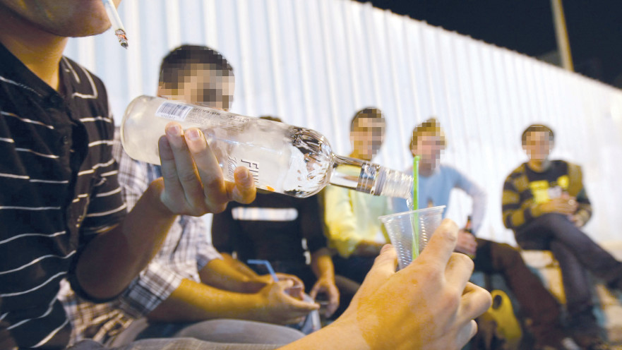 בני נוער שותים