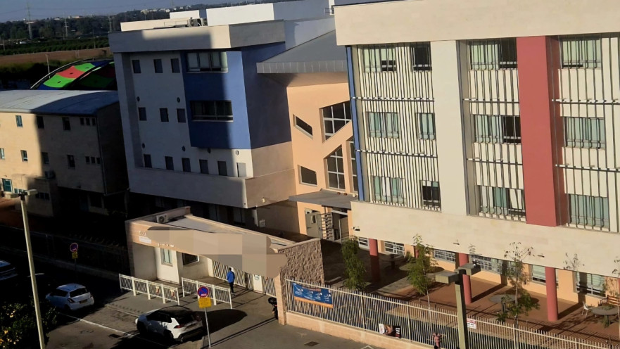 החשד: מורה תקף תלמידים בבית הספר בפתח תקווה