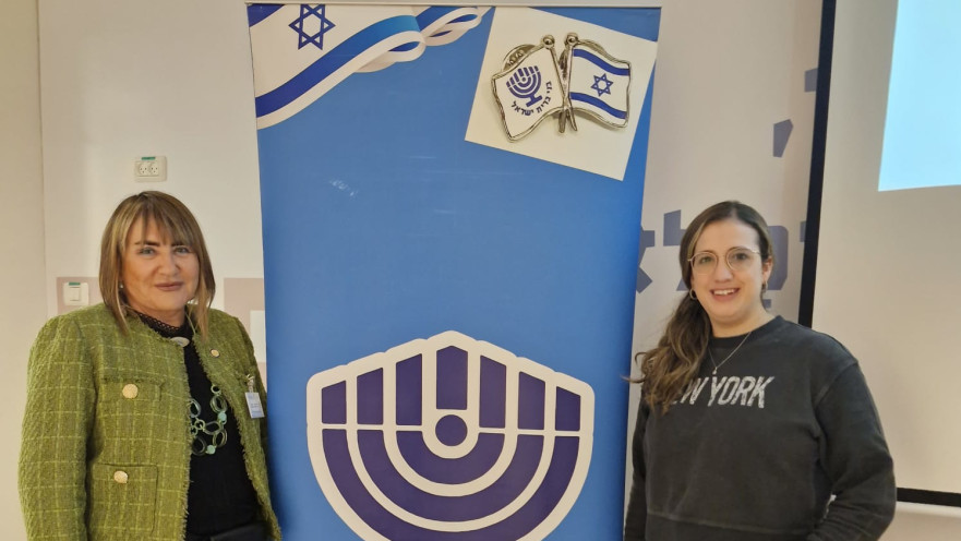 שירה בהרב (מימין) נציגה מעמותת הלל שמקבלת מלגה יחד עם מירה גרוס יו"ר בני ברית חיפה