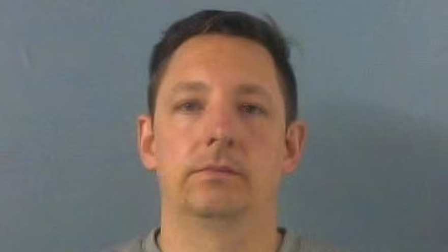 אדם ג'ונס, שוטר שהורשע בניצול מיני של מתלוננות