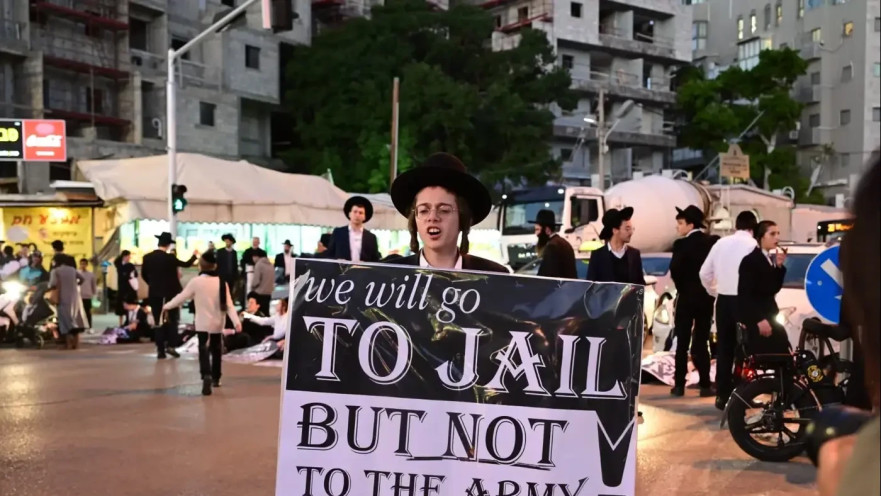 מפגין נגד חוק הגיוס, בני ברק