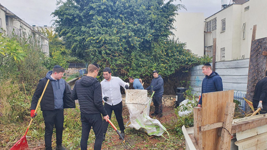 הסיוע של מתנדבי תנועת הצעירים בישראל להשמשת בתי המפונים שהוזנחו 