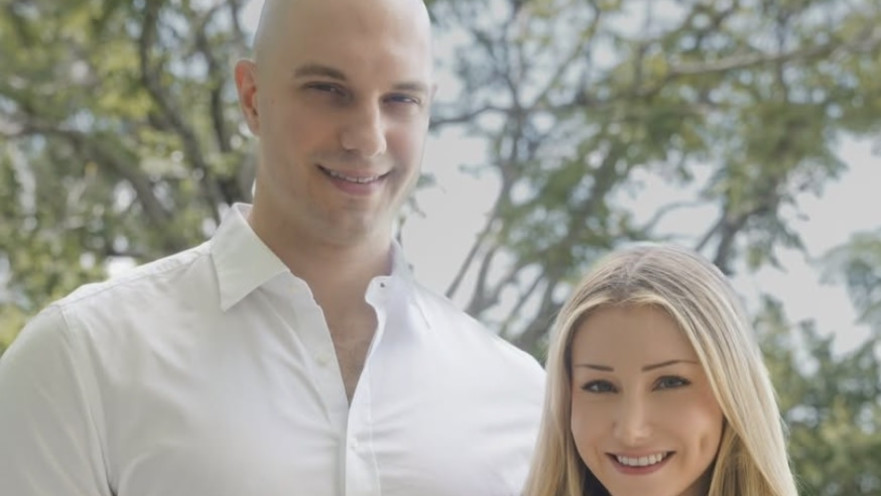 אלכס, פרש מעבודתו כרופא כדי להיות העוזר הפרטי של אשתו