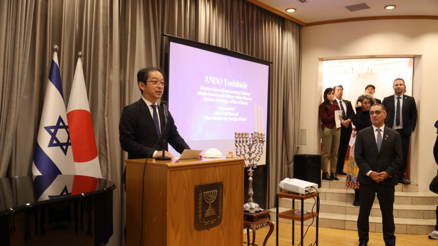 הדלקת נר שני של חנוכה בבית שגריר יפן