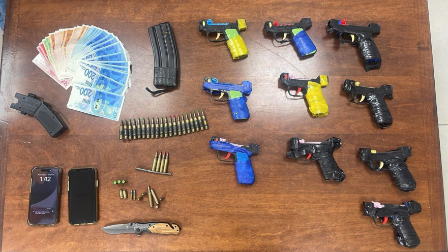אקדחים מוסבים, תחמושת, כסף ומדבקות סמים שנתפסו בחולון