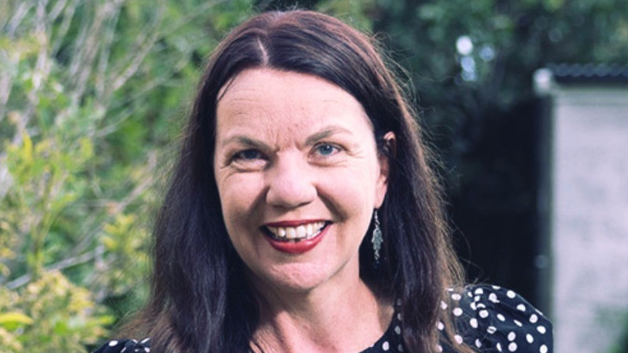 ג׳ורג׳יה לואיס, נעמדה למשפט כי קיימה יחסים שלא בזמן נישואים