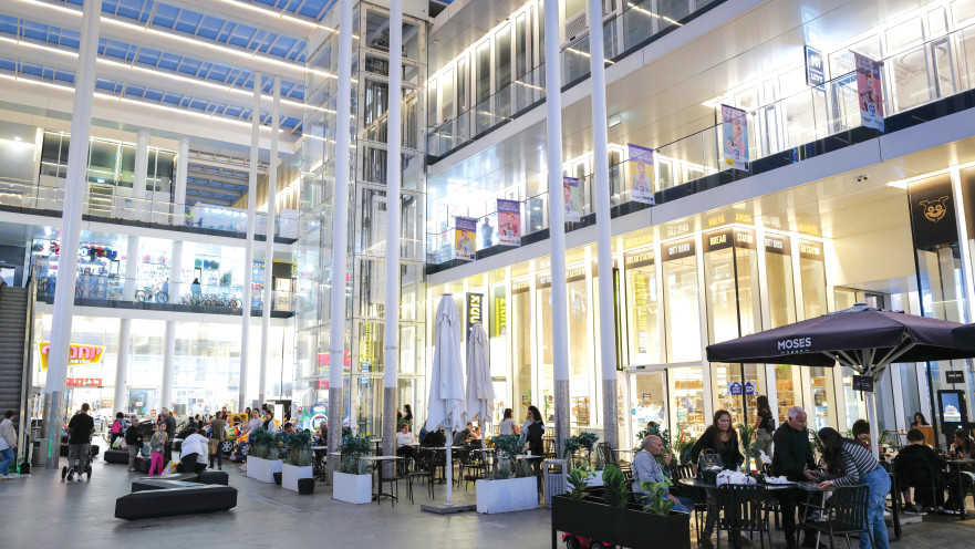 ישראלים עושים קניות במרכז המסחרי החדש ברעננה, 21 בנובמבר 2024