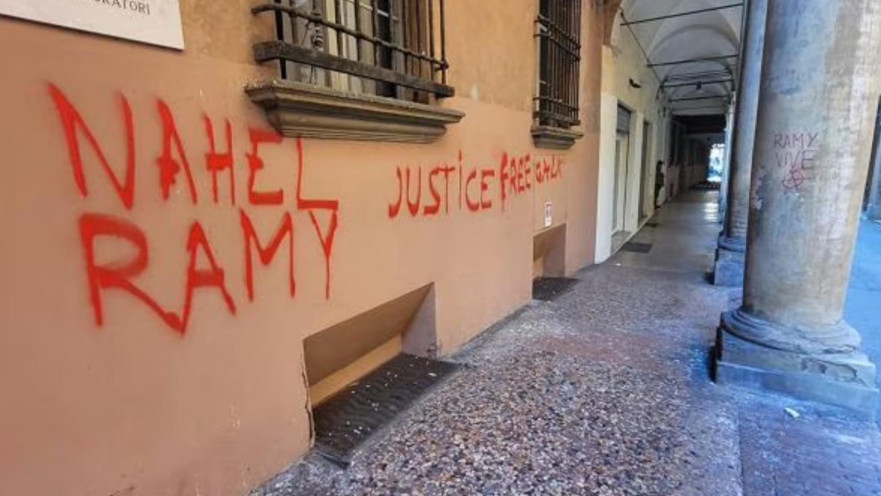 כתובת "צדק - שחררו את עזה" על בית הכנסת בבולוניה