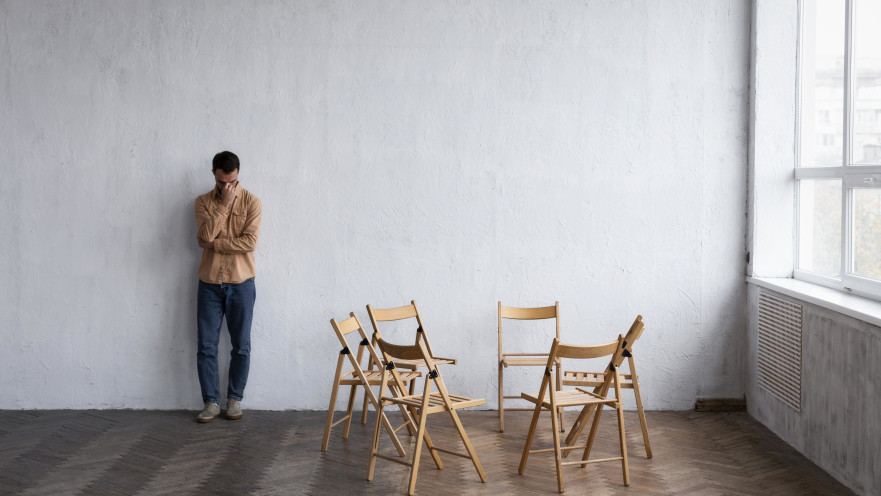 לא יודע איך לספר לאישתו על חייו הכפולים