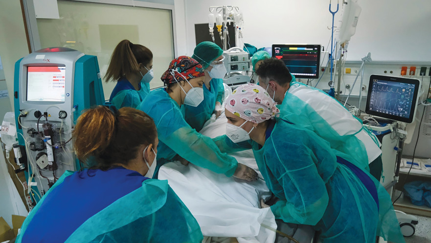 טיפול נמרץ. חולים על מכונת לב ריאה