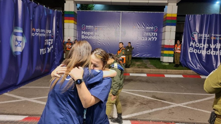 ארכיון. חיבוק צוות בחזרת חטופים קודמת 