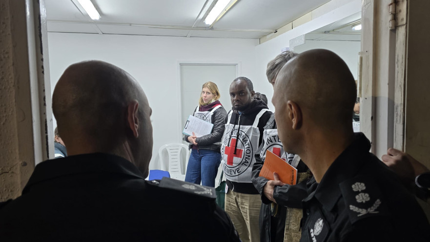 נציב בתי הסוהר בפגישה עם נציגי הצלב האדום בכלא עופר