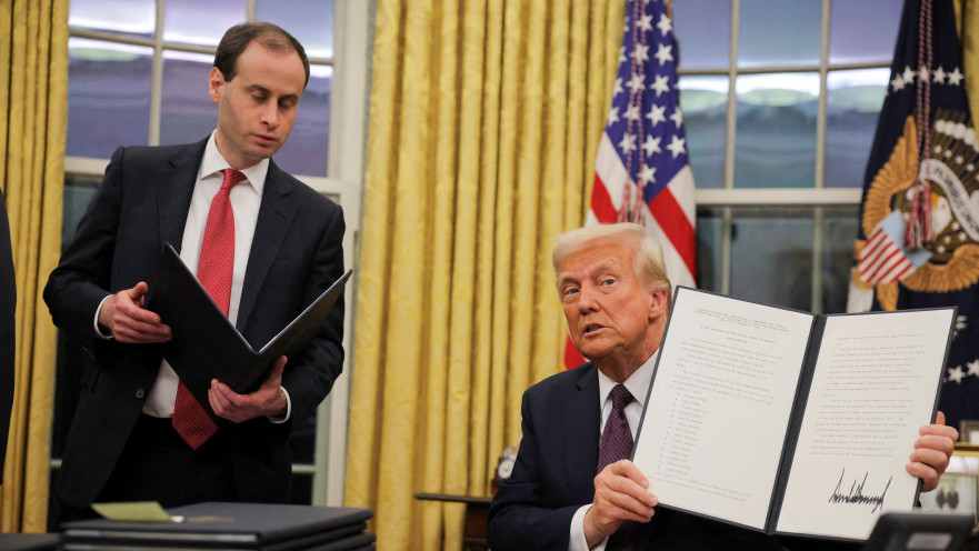דונלד טראמפ חותם על צו נשיאותי ביומו הראשון בחדר הסגלגל