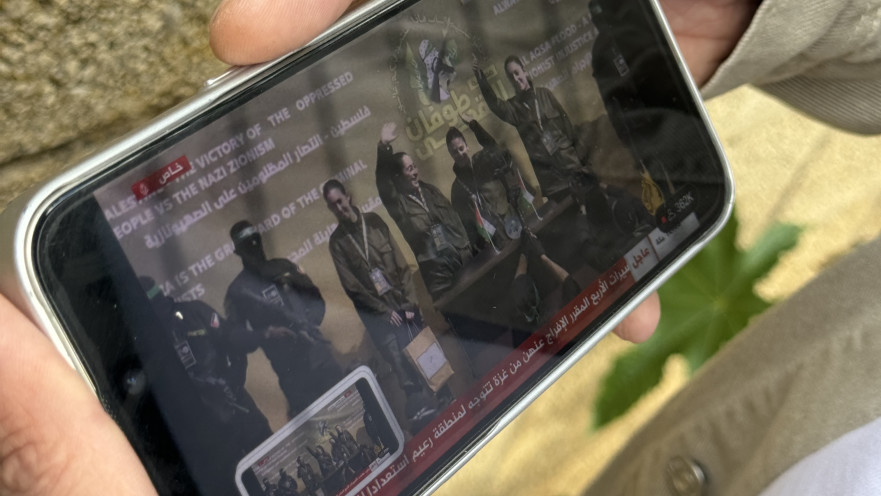 צופים בשחרור החטופות