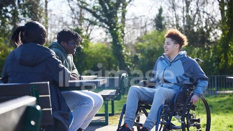 נער בכיסא גלגלים