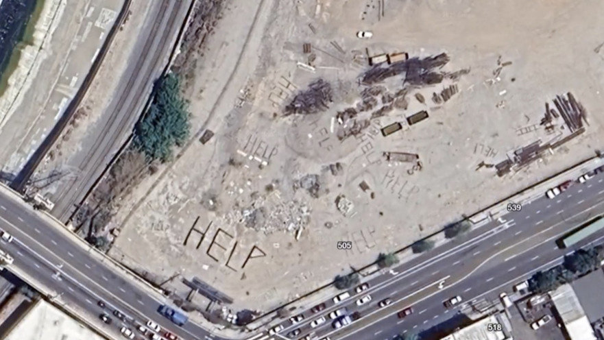 מי כותב את אותן כתובות ״עזרה״? 