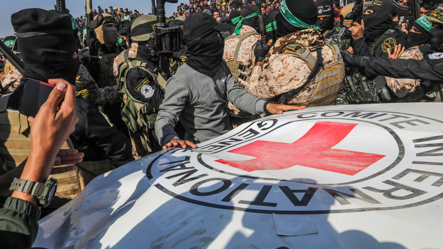 נציגי הצלב האדום ממתינים לחטופים ארבל יהוד וגדי מוזס