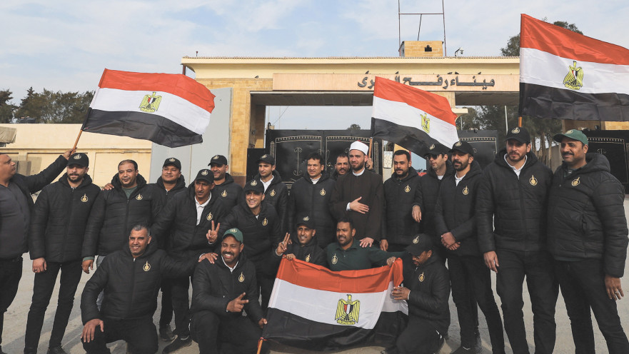 ושבי רצועת עזה ושוטרים מצרים מניפים דגלי מצרים במעבר רפיח