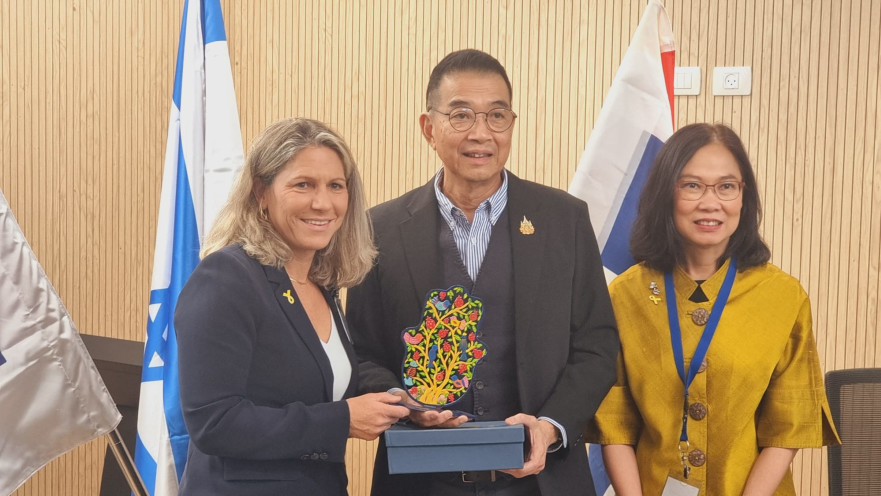 ד"ר אסנת לב ציון קורח עם שרת החוץ ורמטכ"ל תאילנד