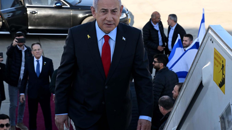 בנימין נתניהו עולה על מטוס כנף ציון