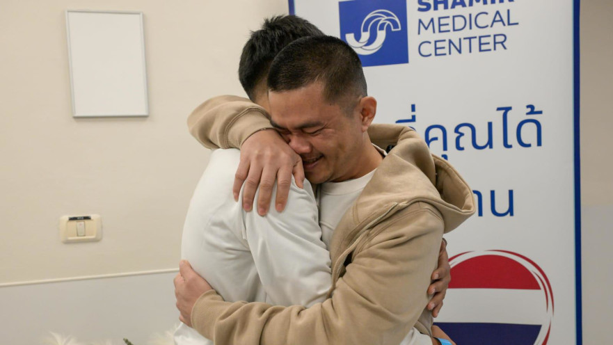 החטופים השבים התאילנדים עם בני משפחותיהם 