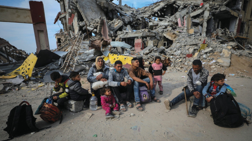 משפחה פלסטינית ליד הריסות ביתה בעזה