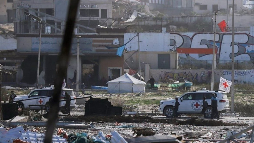 רכבי הצלב האדום בדרך לשחרור החטופים