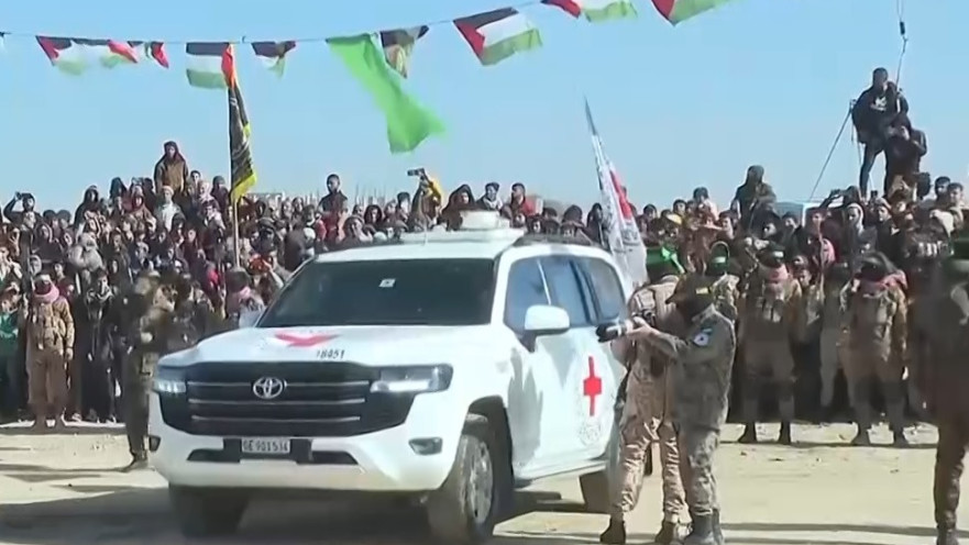 רכבי הצלב האדום בנקודת החבירה בחאן יונס