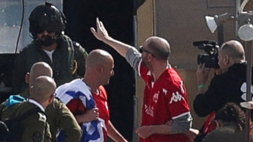 יאיר אורן עם תלבושת של הפועל תל אביב