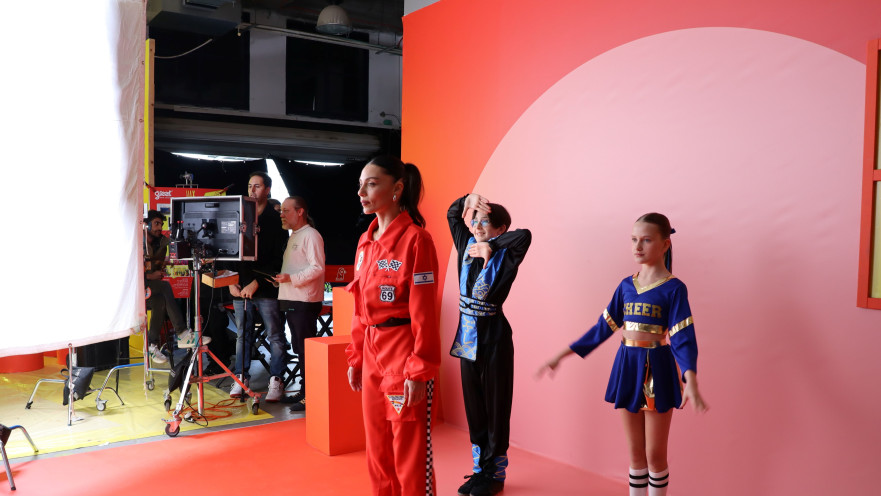 לאה ינאי בצילומי הקמפיין למקס סטוק