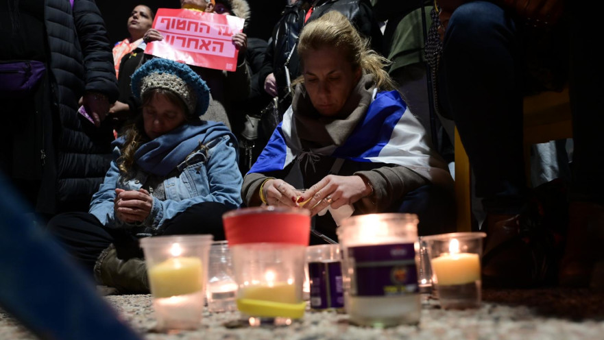 נרות זיכרון, כיכר החטופים. מתאבלים על ארבעת החטופים החללים