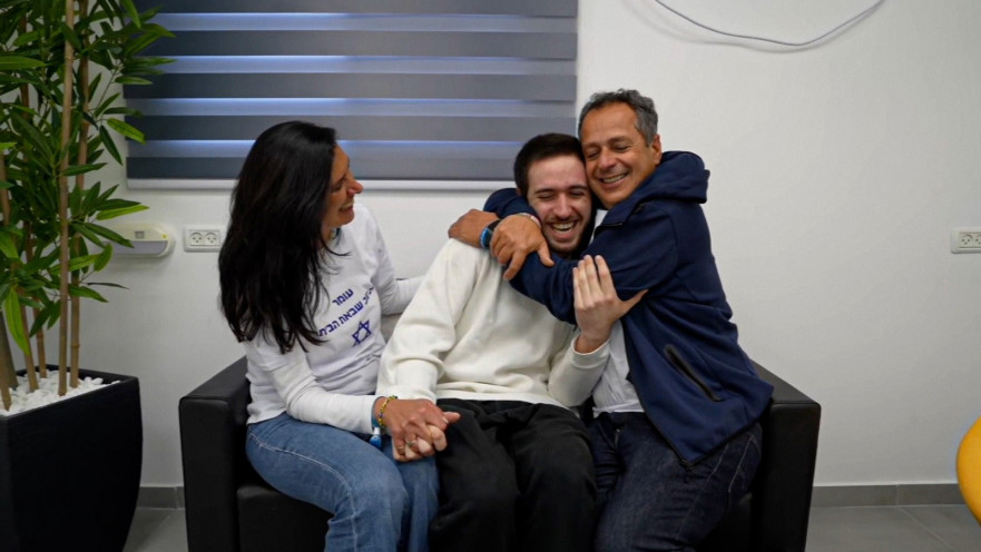 עומר שם טוב במפגש המרגש עם הוריו