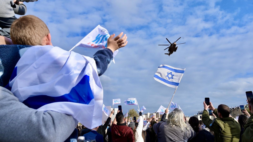 ישראלים מנופפים למסוק של אלי-ה כהן 