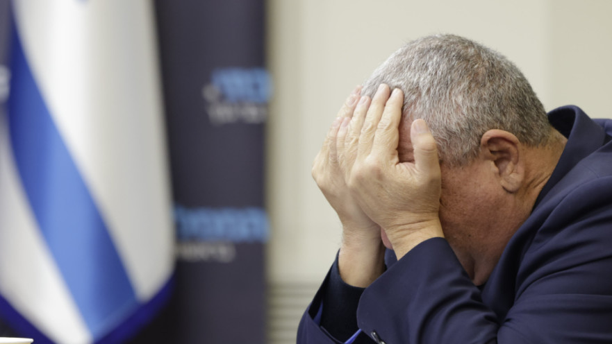 גדי איזנקוט תופס את הראש 