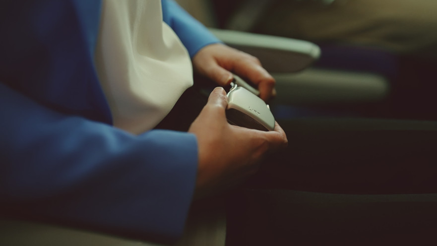 מושב טיסה. כדאי להישאר חגורים