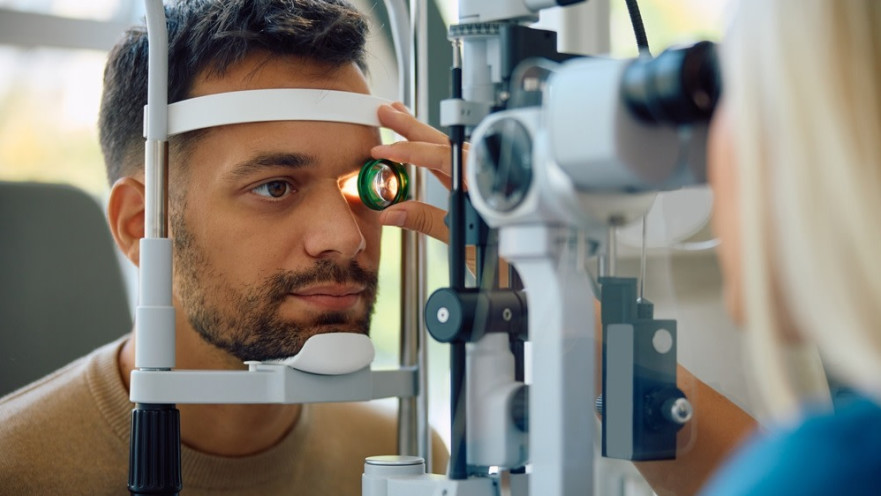 בדיקת עיניים. גם שעה ביום מסוכנת לראייה