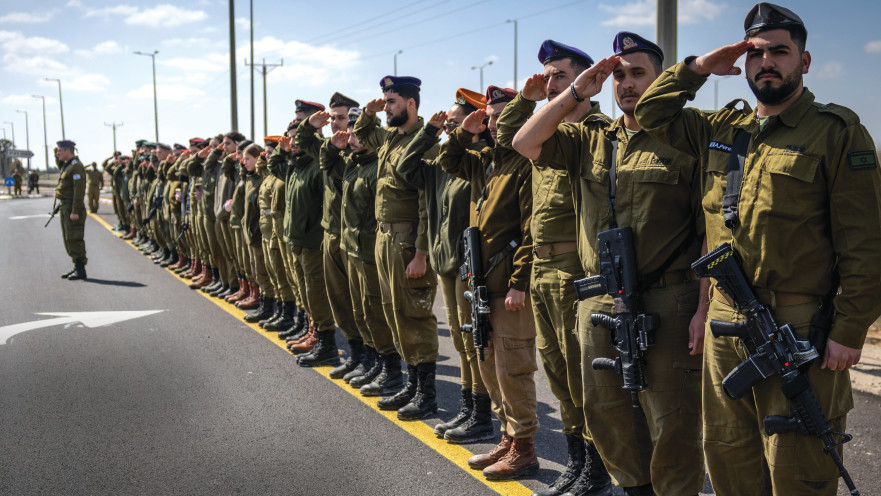חיילים מצדיעים במסע הלוויה של משפחת ביבס