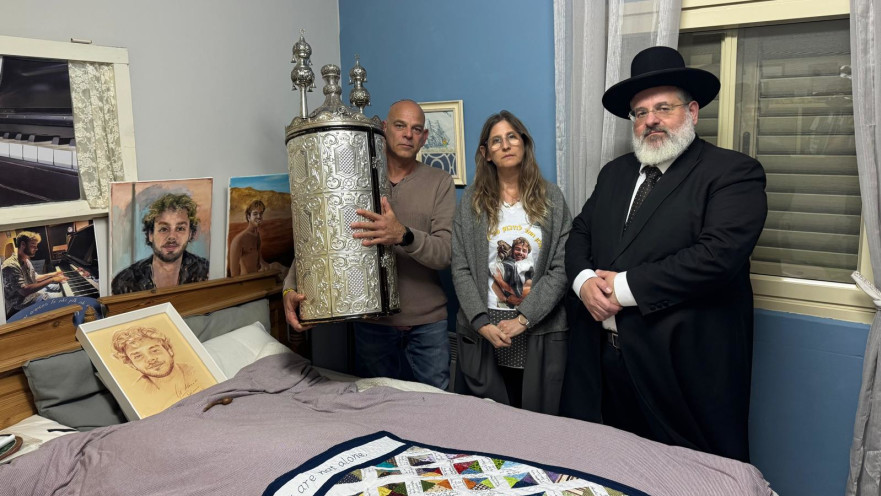 הורי החטוף אלון אהל הכניסו ספר תורה לחדר