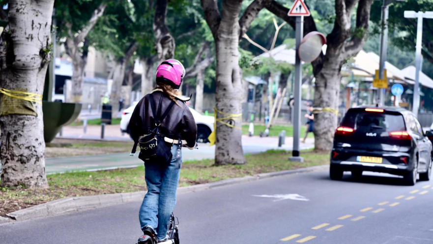 קורקינט חשמלי. למצולמים אין קשר לכתבה