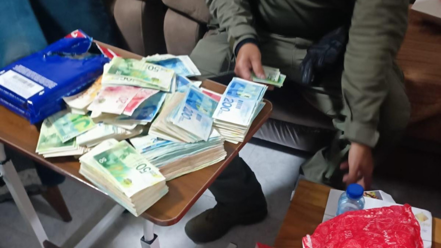 הכסף המזומן שנתפס אצל החשודים 