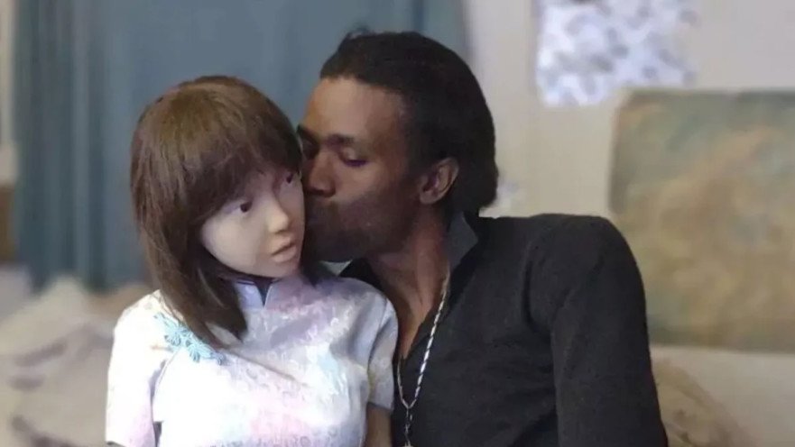 כריסטופר אלכסנדר סטוקס, בזוגיות עם רובוט בינה מלאכותית