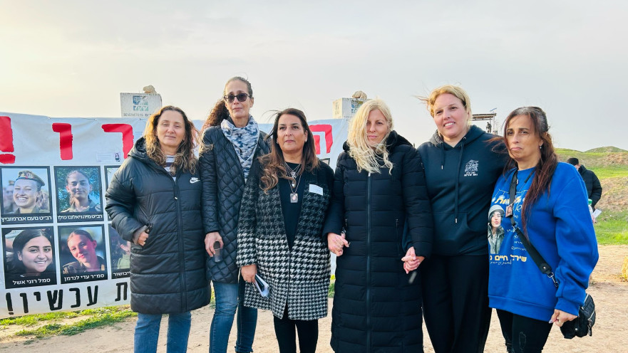 אימהות התצפיתניות ודנה ברגר באנדרטת התצפיתניות 